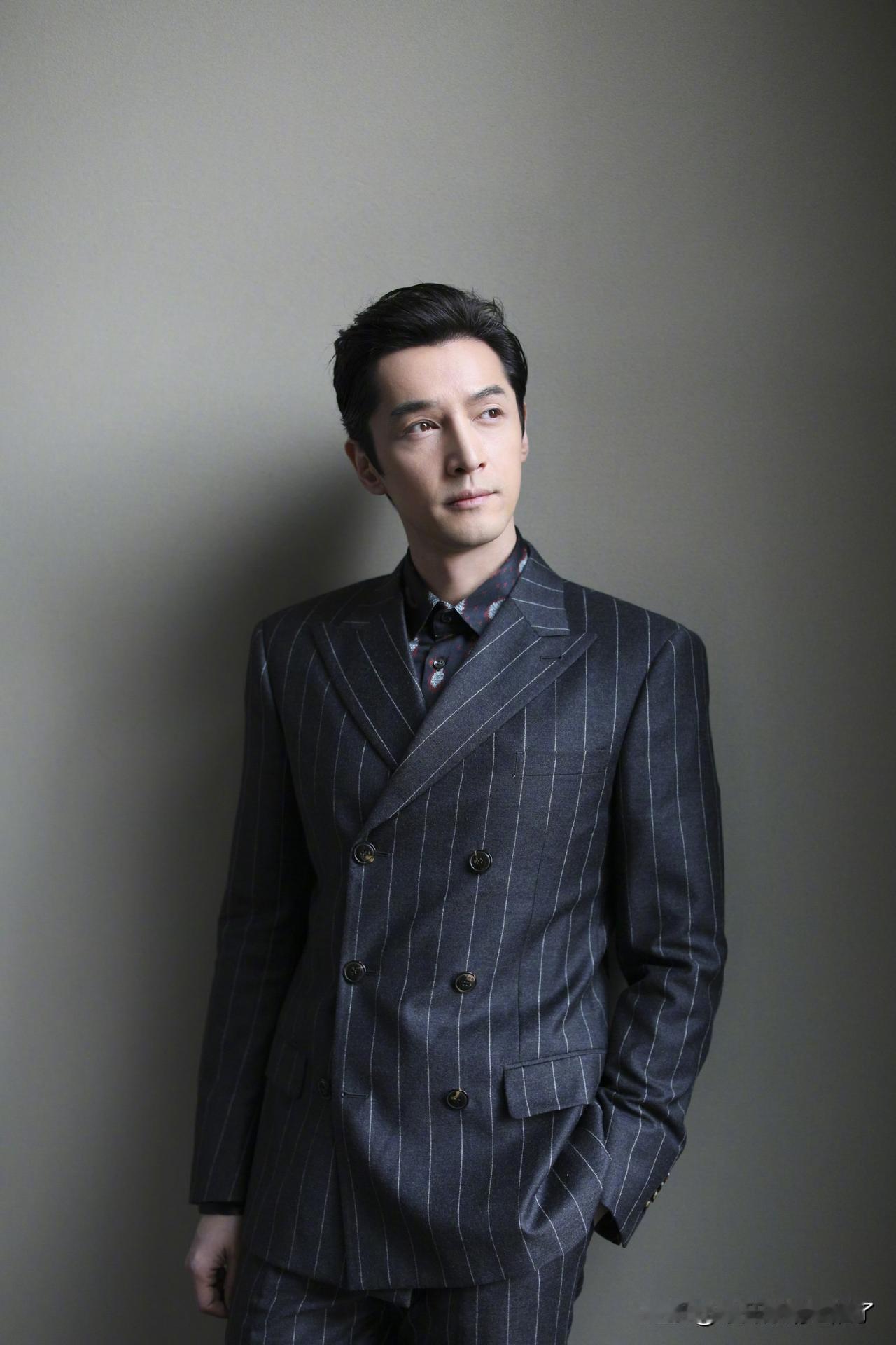 在这纷繁复杂的娱乐圈,最令人深感难以捉摸的人,非胡歌莫属。如今的他,儿女双全,尽