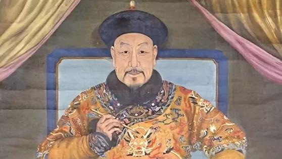 1722年，康熙在四子胤禛花园里赏花，突然老四漫不经心来了一句：“您的两个孙子打