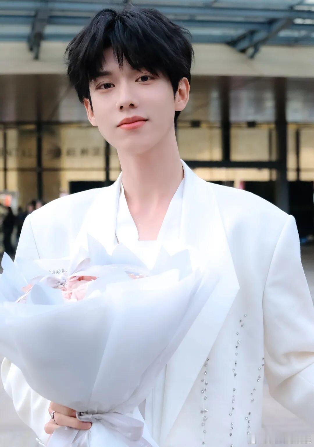 短剧演员郑峰和经纪人因信任危机分道扬镳近日，短剧演员郑峰经纪人发朋友圈宣布自己