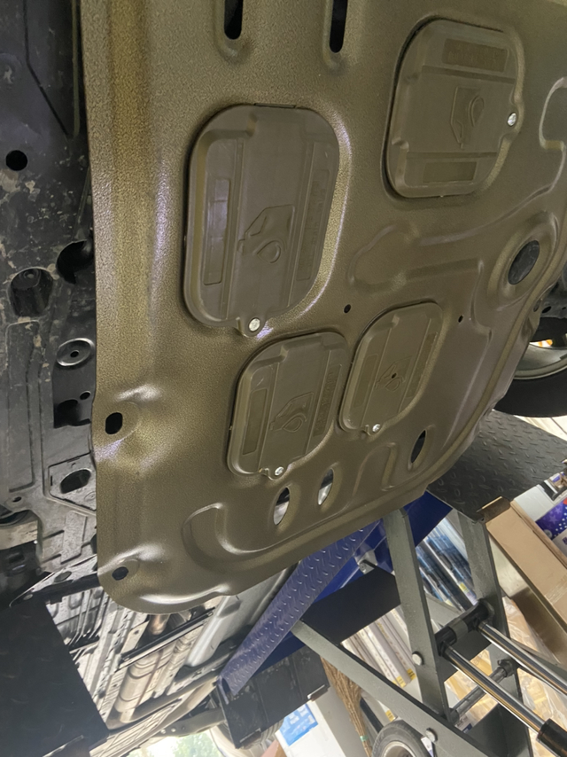 发动机底盘护板下护板安装完毕，好几家修车师傅都建议安装，别克车底盘本来就低，不