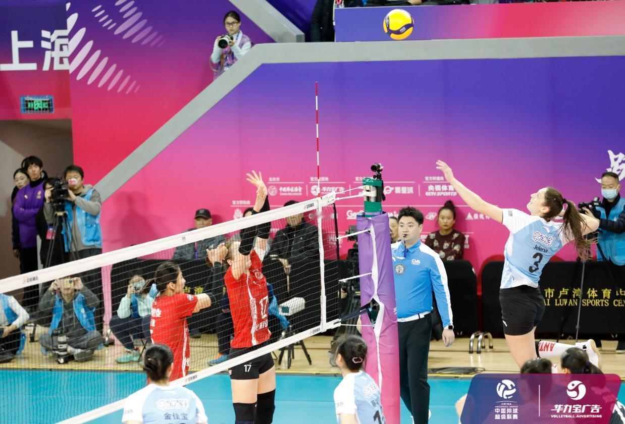 北京时间1月4日消息，中国女排超级联赛第六轮继续进行，卫冕冠军江苏女排对阵山东女