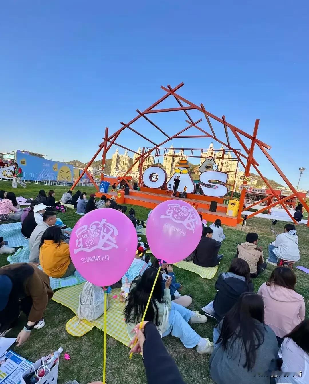 大连身边事五一假期去哪的人都挺多的，大连这里到处都有市集，市集里有各式各样的