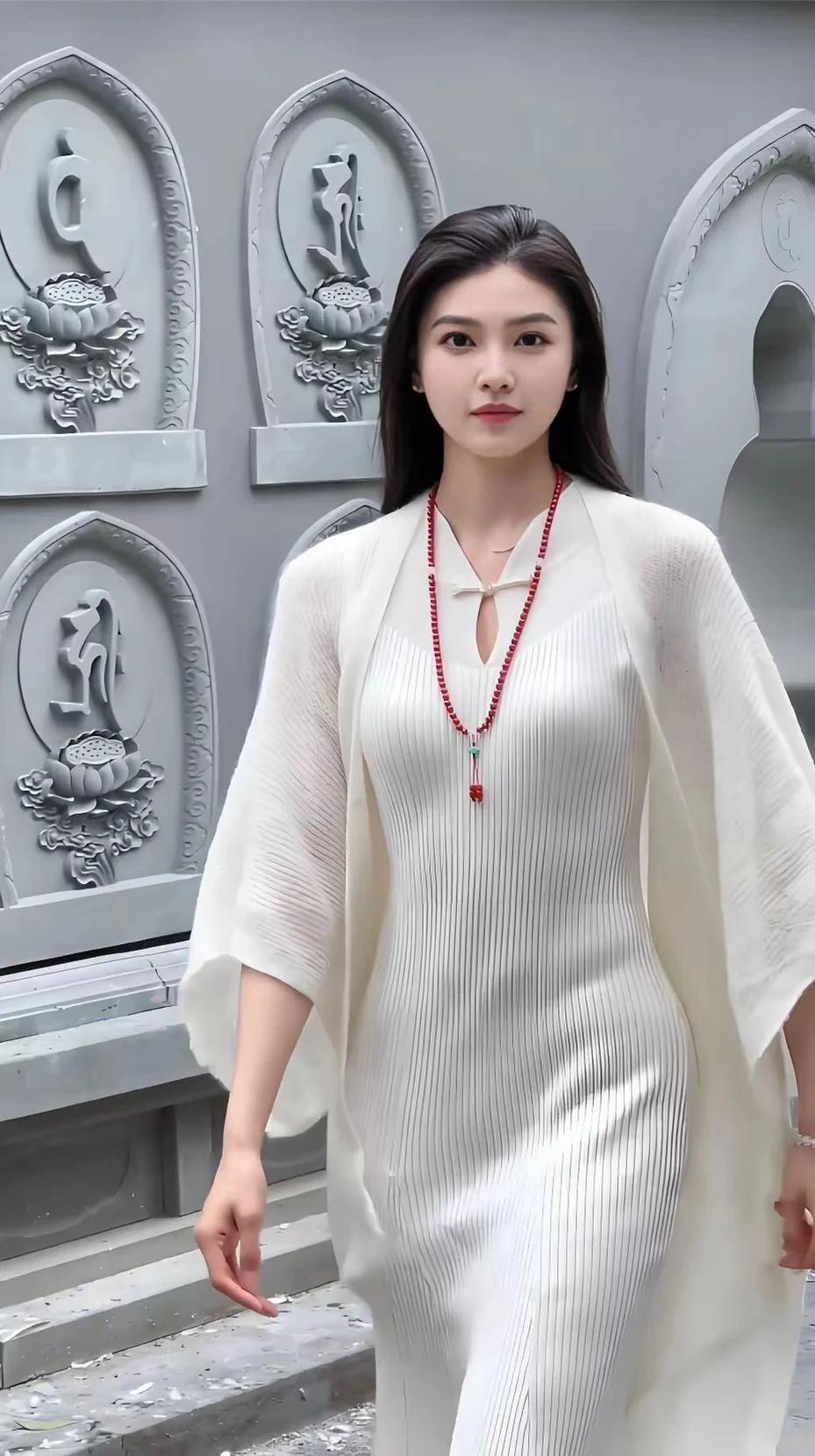 优雅白裙，步履轻盈，韵味十足。