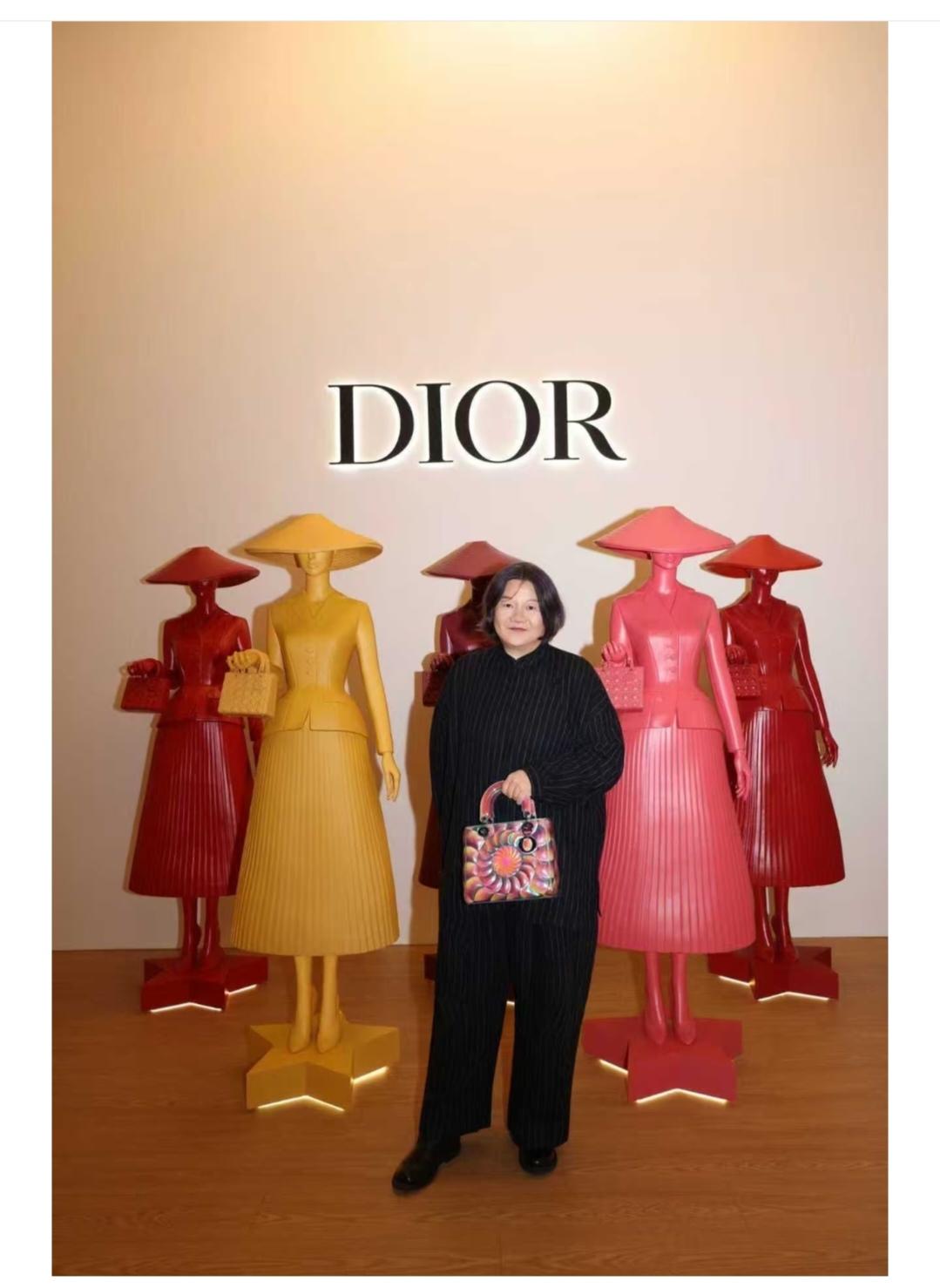 洪荒，她是一个内心富足，气质不凡的女人。