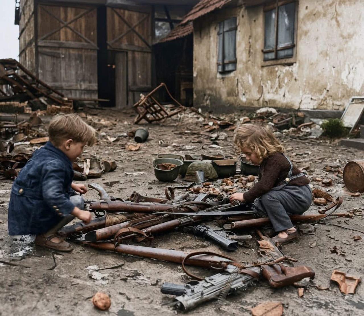 一张经上色处理的1944年照片：画面中，两名法国儿童在废墟间玩耍，周围散落着德军