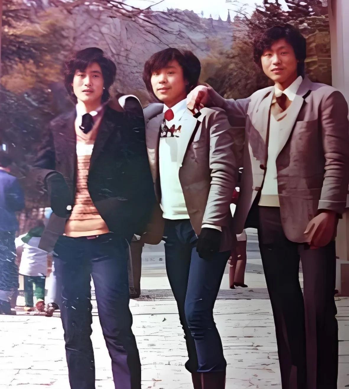 这张照片拍摄于1987年，四川大学中文系三名硕士研究生在阿坝藏族羌族自治州理县玩
