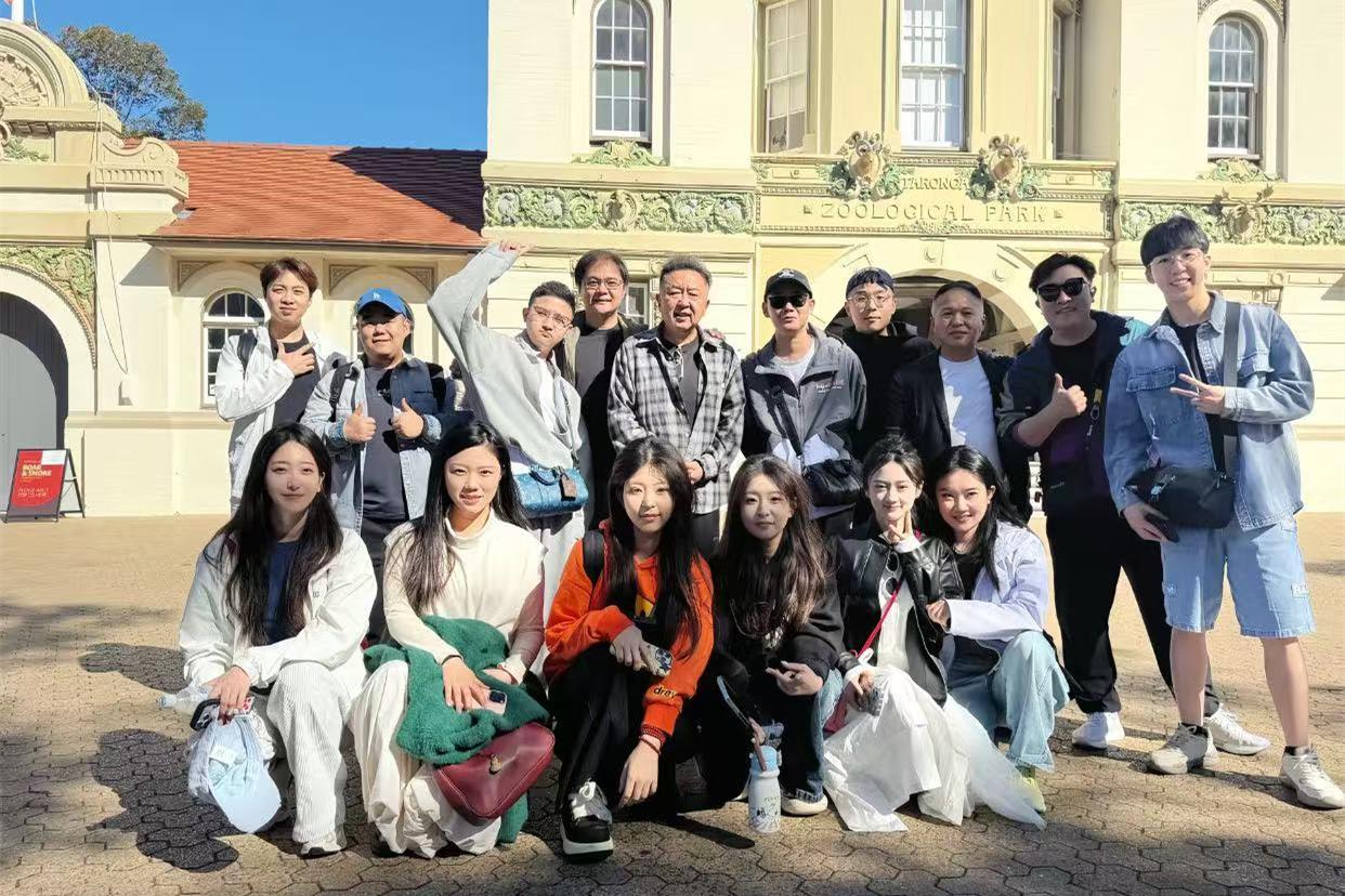 德云社演员悉尼逛动物园、打卡歌剧院，合影照被晒，下一站迎来麒麟剧社！德云社演员在