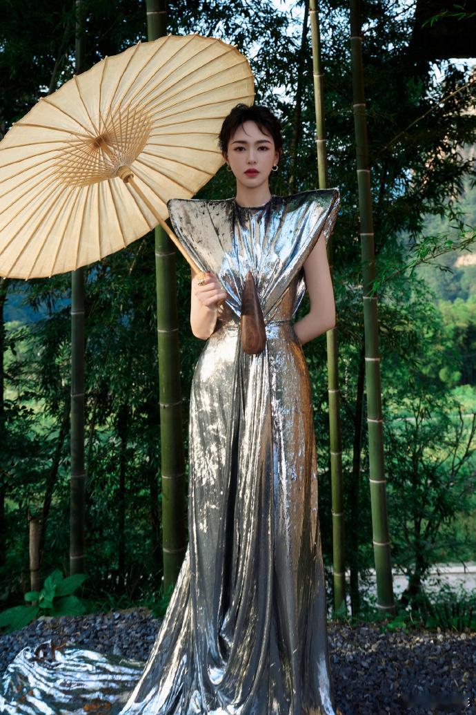 唐嫣造型基础美貌就不基础唐嫣银色倒V裙轻轻松松就已经美到我了呀，咱们的姐姐这