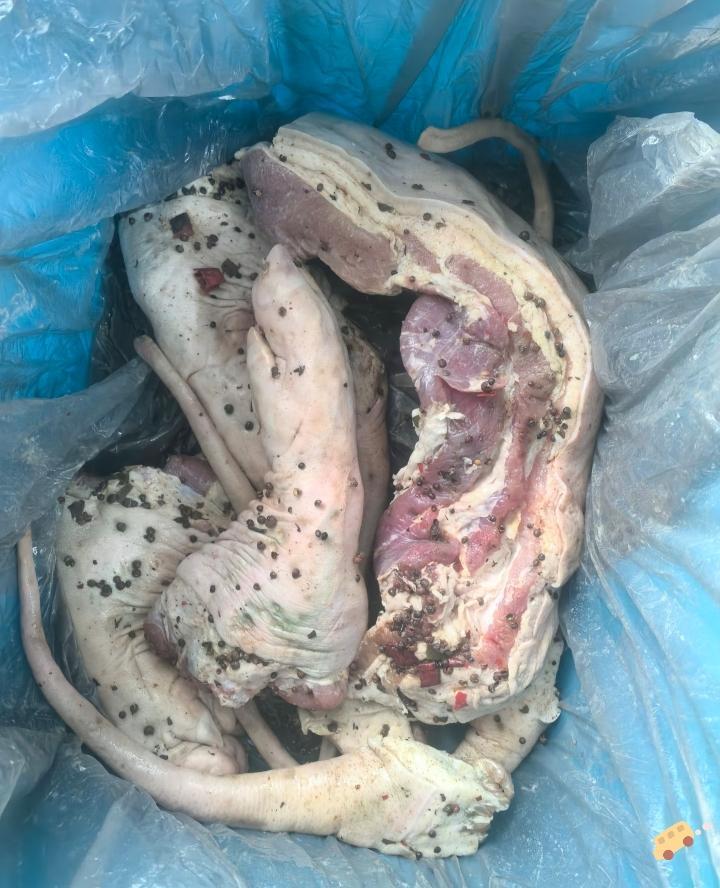 腌的腊肉还是臭了，心里挺郁闷的。今天打开腌肉的塑料袋检查，一打开就闻到了明显的酸