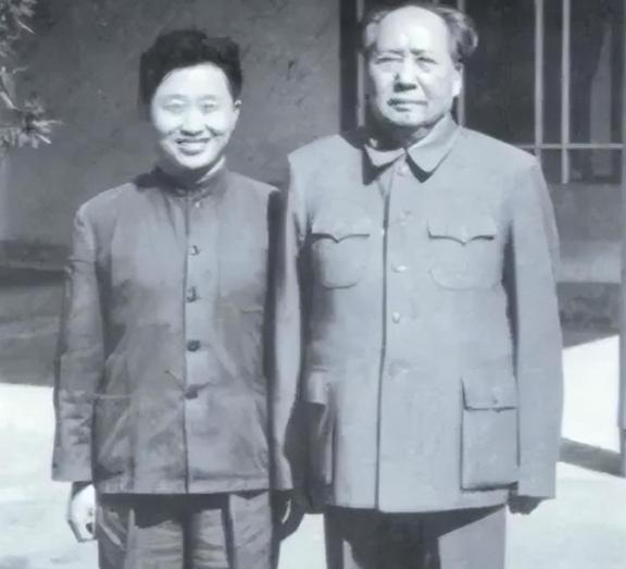 1976年9月9日，当一男子得知毛主席逝世后，当即便拿起了剪刀直接冲向了毛主席的