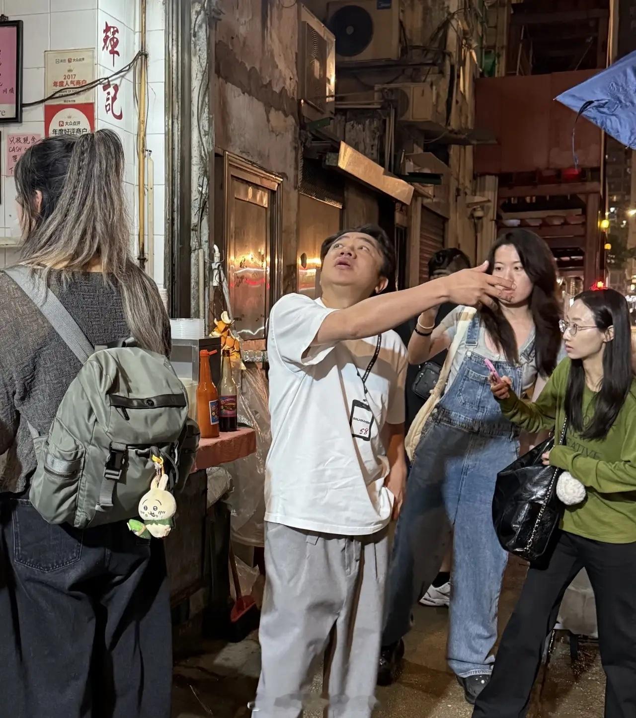 有网友在香港偶遇王祖蓝吃车仔面，他太太李亚男也在！夫妻俩都蛮好的，被网友认出来，