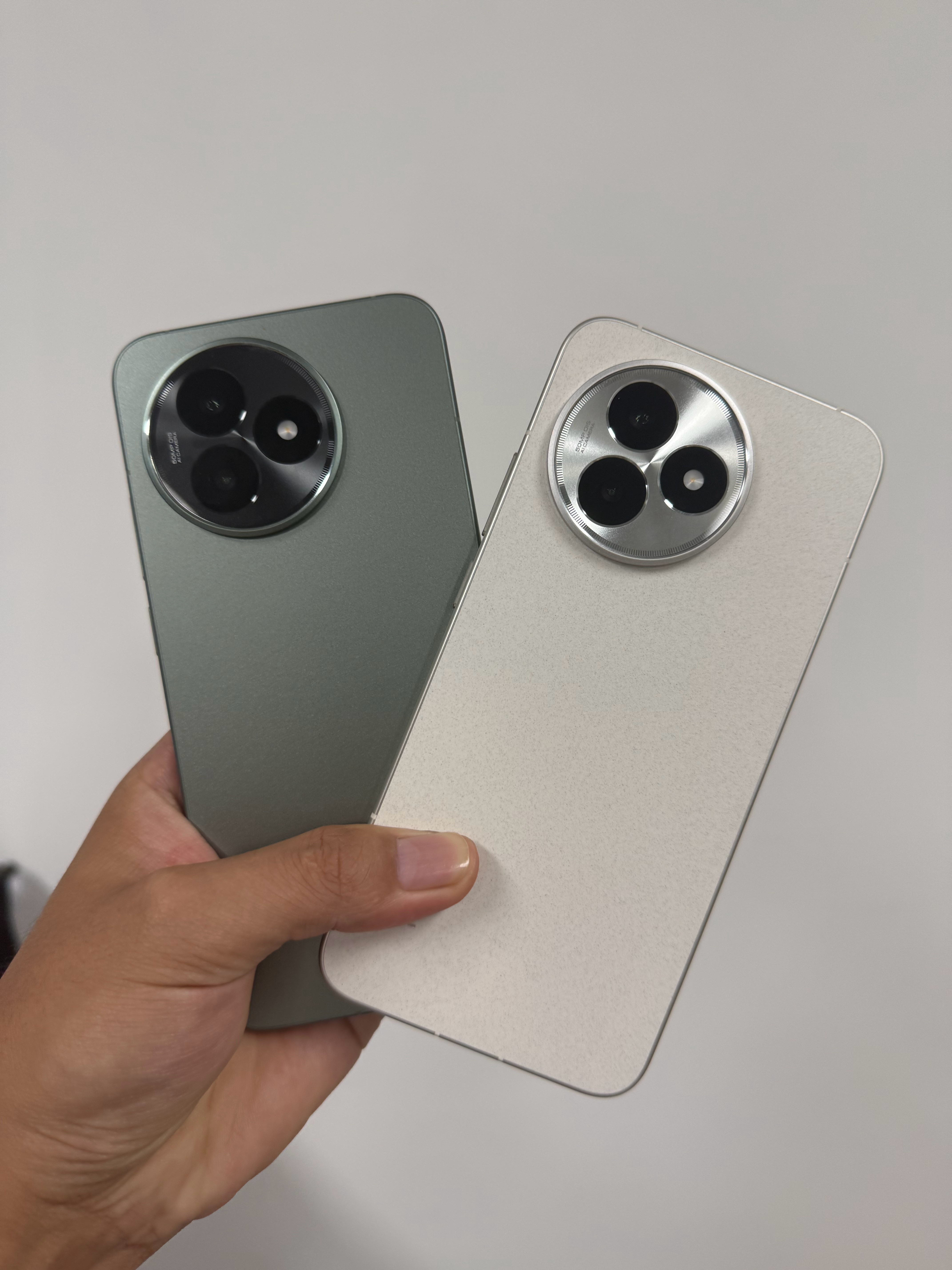 还有这么玩的？同事买了全新红米K80至尊，结果更新不了澎湃os3，还以为买到假的