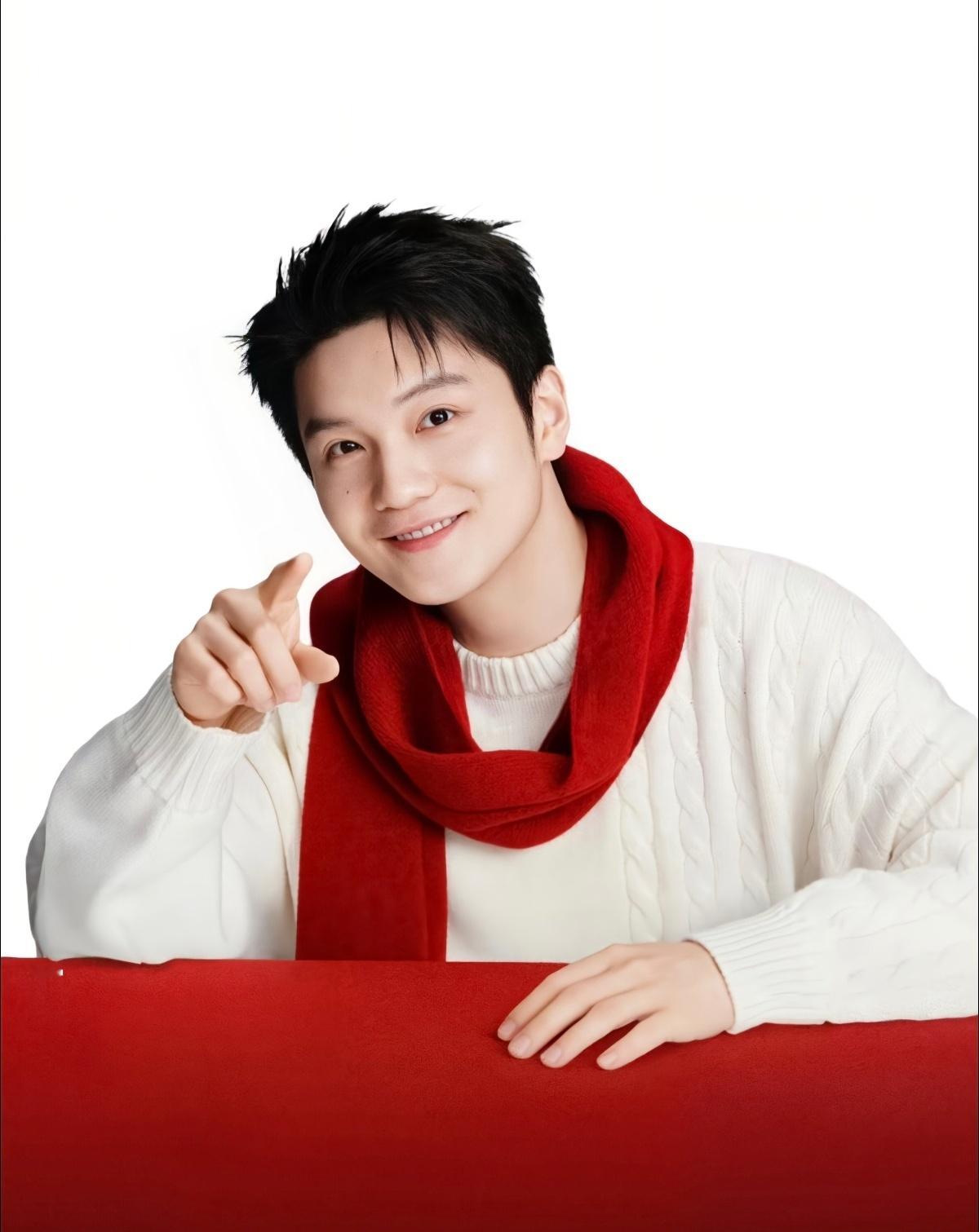 正脸漾着暖阳，侧颜凝着刚劲，360度皆是少年意气与赛场风骨。