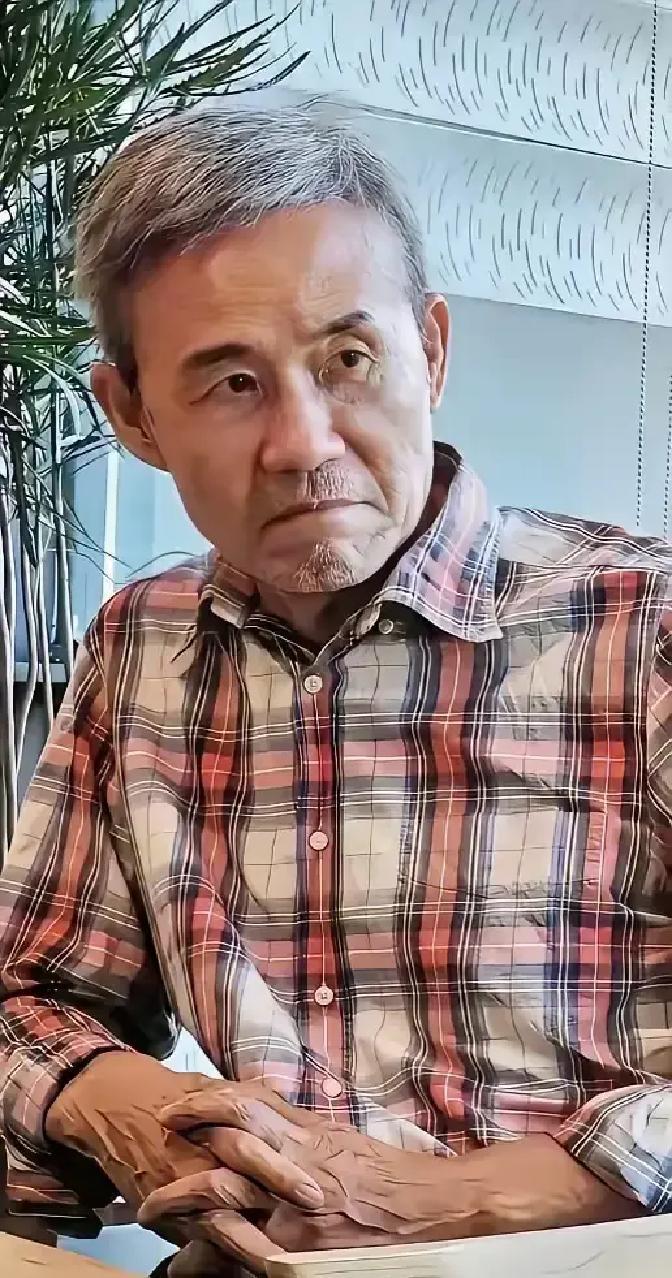 70岁被小30岁老婆嫌弃老王当年靠老丈人混进地产圈，一路顺风顺水。原配家书