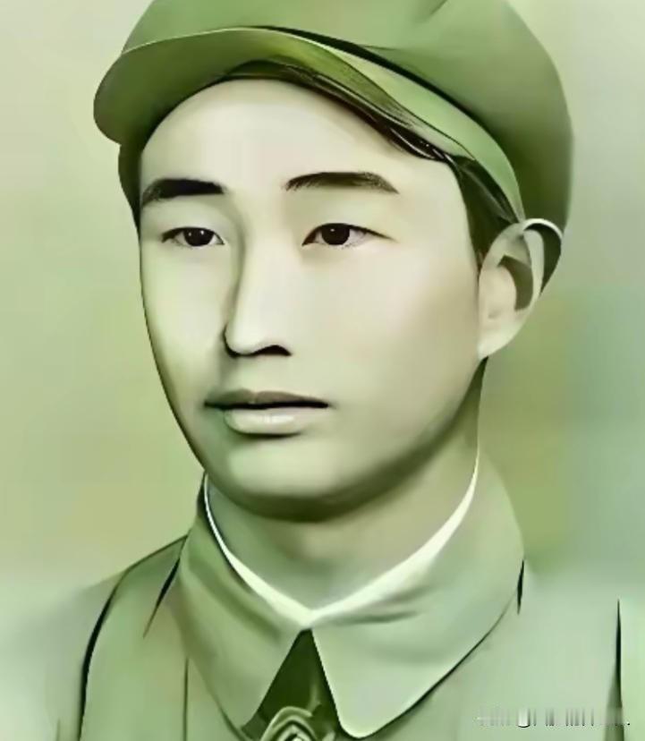 1943年，日军空袭时，18岁战士仰面躲在草丛里，看飞行员探头出来，当敌机距离不