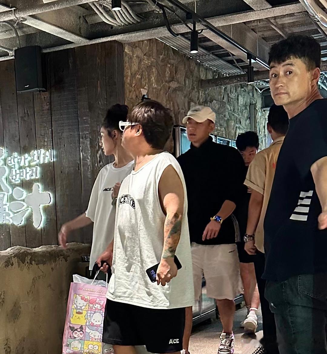 黄子韬跟老婆徐艺洋在北京下馆子，女方穿着打扮老少女心了，两口子瞅着可太登对啦！