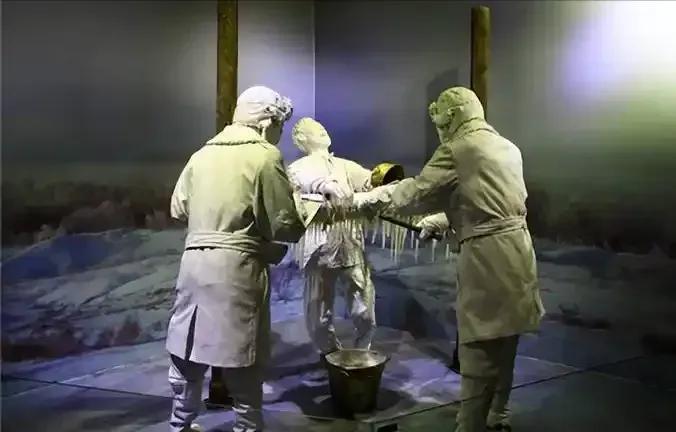 1937年，北平城破了。29军军长宋哲元的姨太太没能跟上大部队，落到了日本人手里