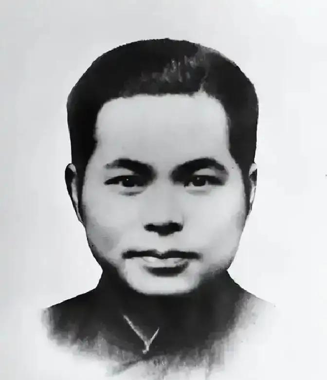 1946年，国军少将趁着夜色，闯进了一个地下党员家里，他用枪顶着地下党员的脑袋，
