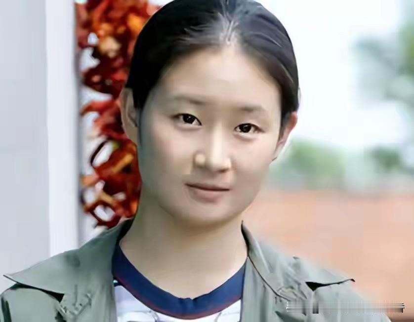 王亚彬扮演的王小蒙，长相纯朴，有浓浓的乡土气息，她的气质很像生长在象牙山土生土长