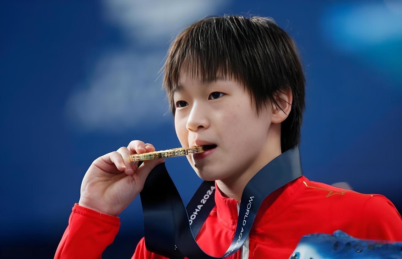 一、央媒集中发声的核心内容人民日报：在12月25日发布的年终视频《为自己喝彩》