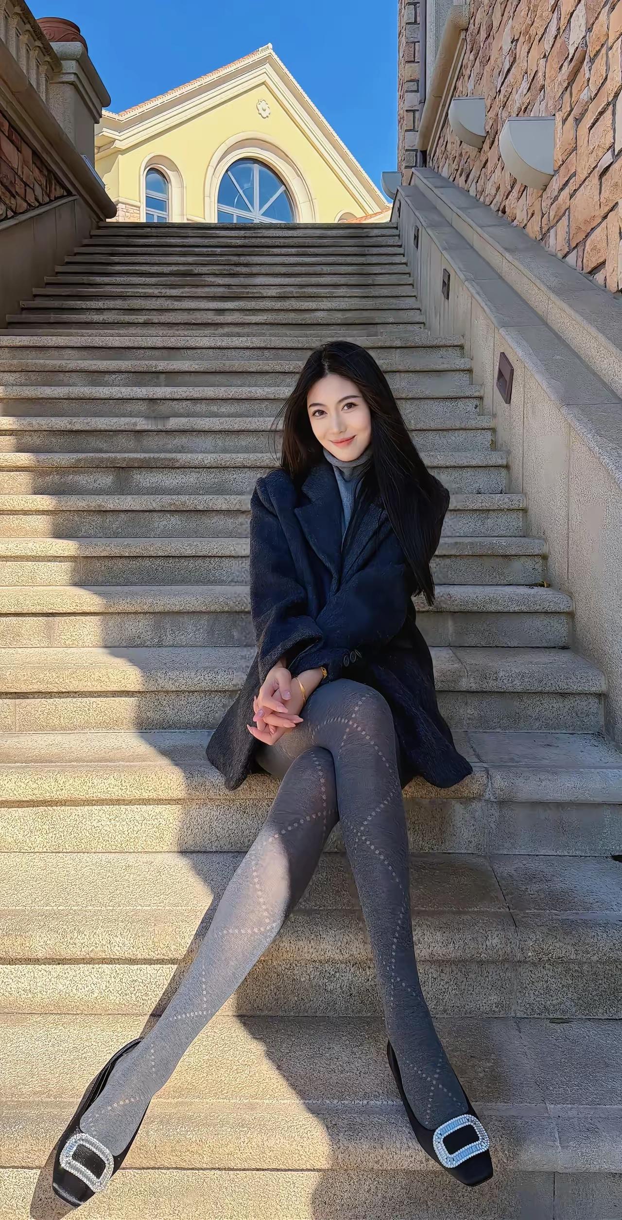 阳光下的优雅穿搭，坐在台阶上的时尚少女