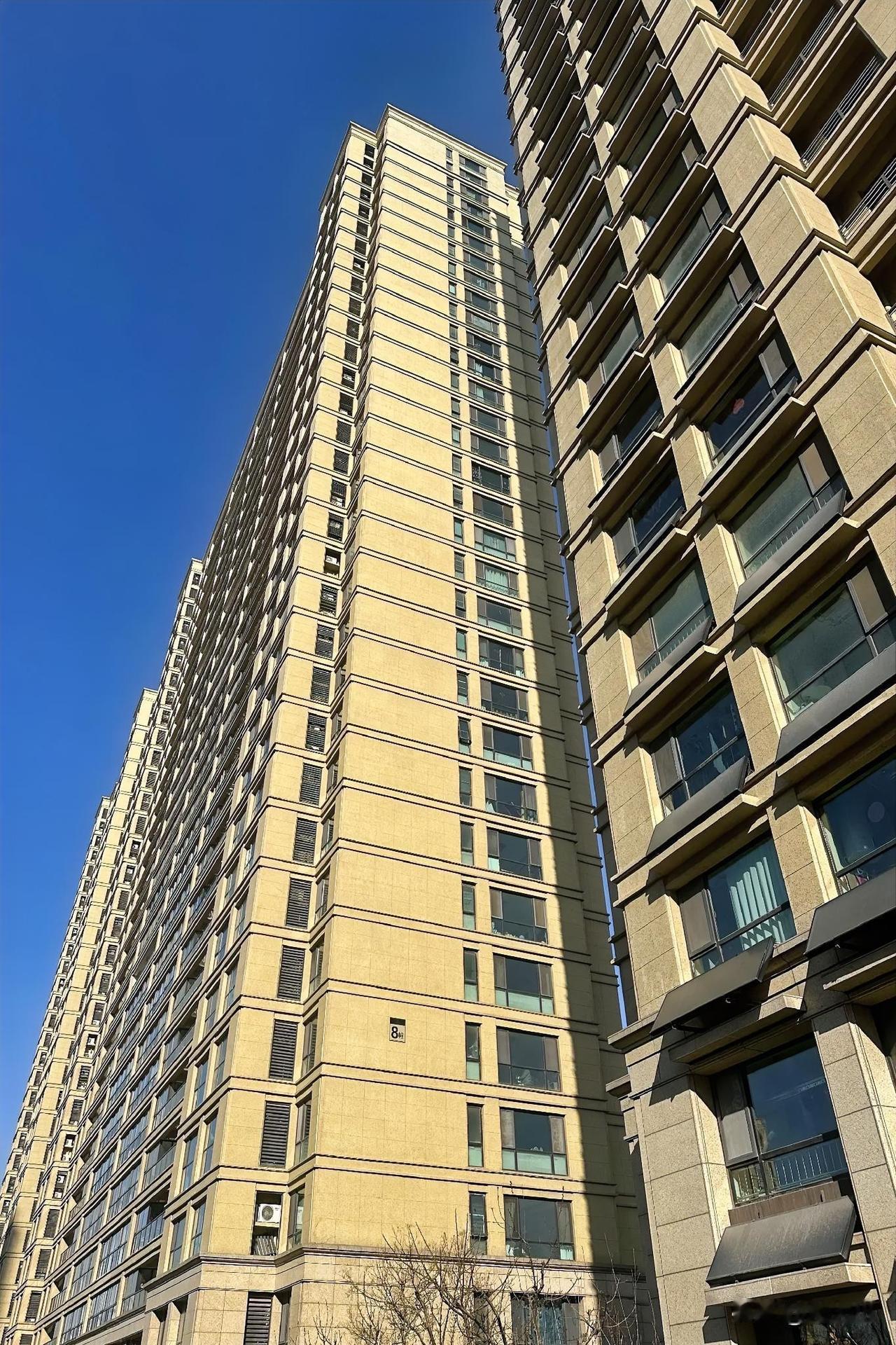 假如未来只有两种生活可以选择：第一种是房价每年上涨5%，同时大家的工资收入也跟