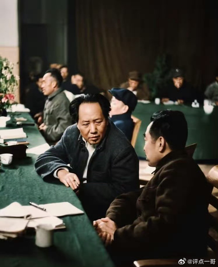 1945年延安杨家岭中央大礼堂，中共七大召开期间，毛主席微微侧身，与周总理亲切交