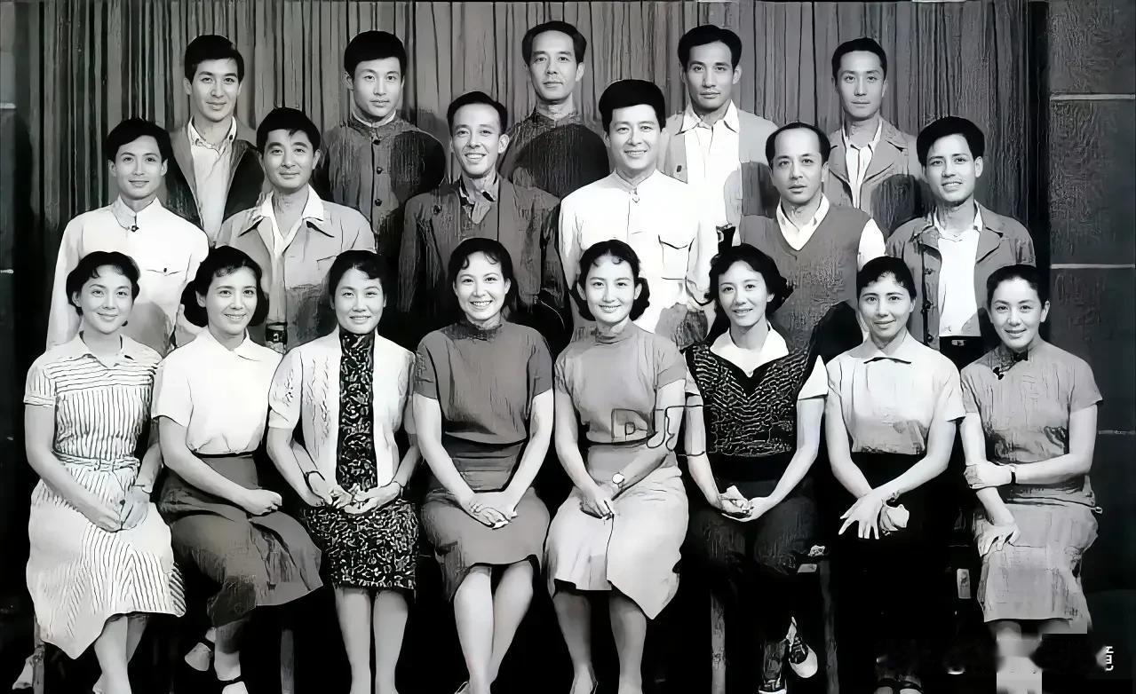 这是一张上海电影制片厂演员的珍贵合照，都是大帅哥大美人啊！那时候的演员看起来就