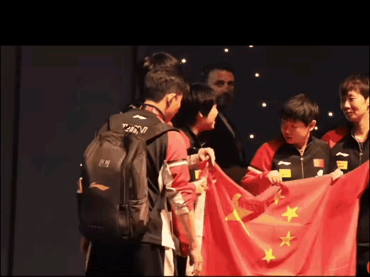 大丫头当了一次开心的“灯泡”！[捂脸哭][呲牙笑]莎莎让大丫头站自己旁边，大丫头不