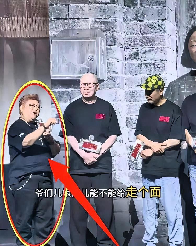 韩红喊大家进电影院“走个面”，评论区直接炸了。你一个住着豪宅、开着兰博基尼的