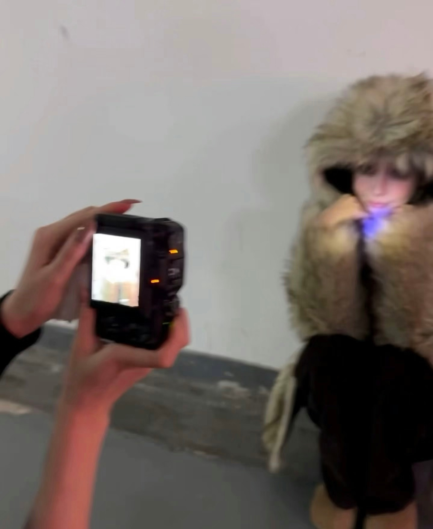 原来Angelababy这么权威的照片是在一个这么随意的地方拍的跨年热梗制造机微