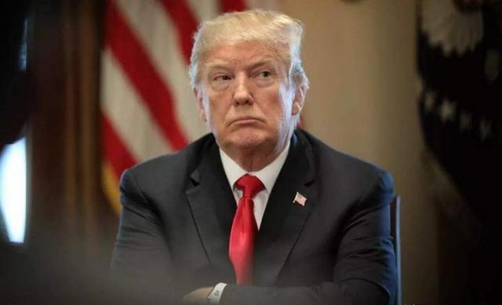 特朗普在接受采访时，一改往日的强硬姿态，罕见“服软”，公开承认了一个让他倍感棘手