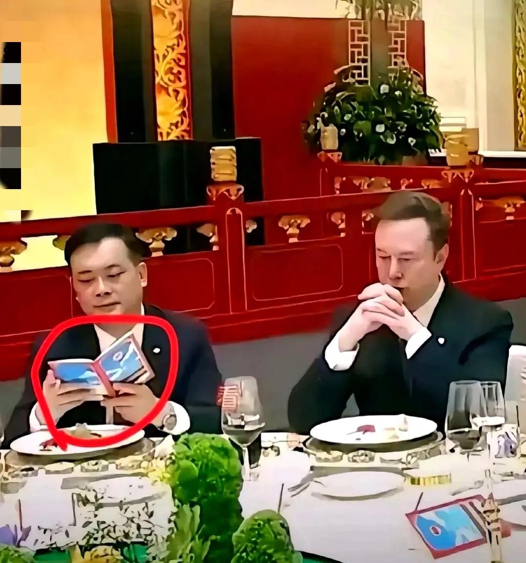 福耀玻璃集团曹德旺之子曹晖宴会上与马斯克同框时的一幕，曹德旺是国内备受敬重的实业