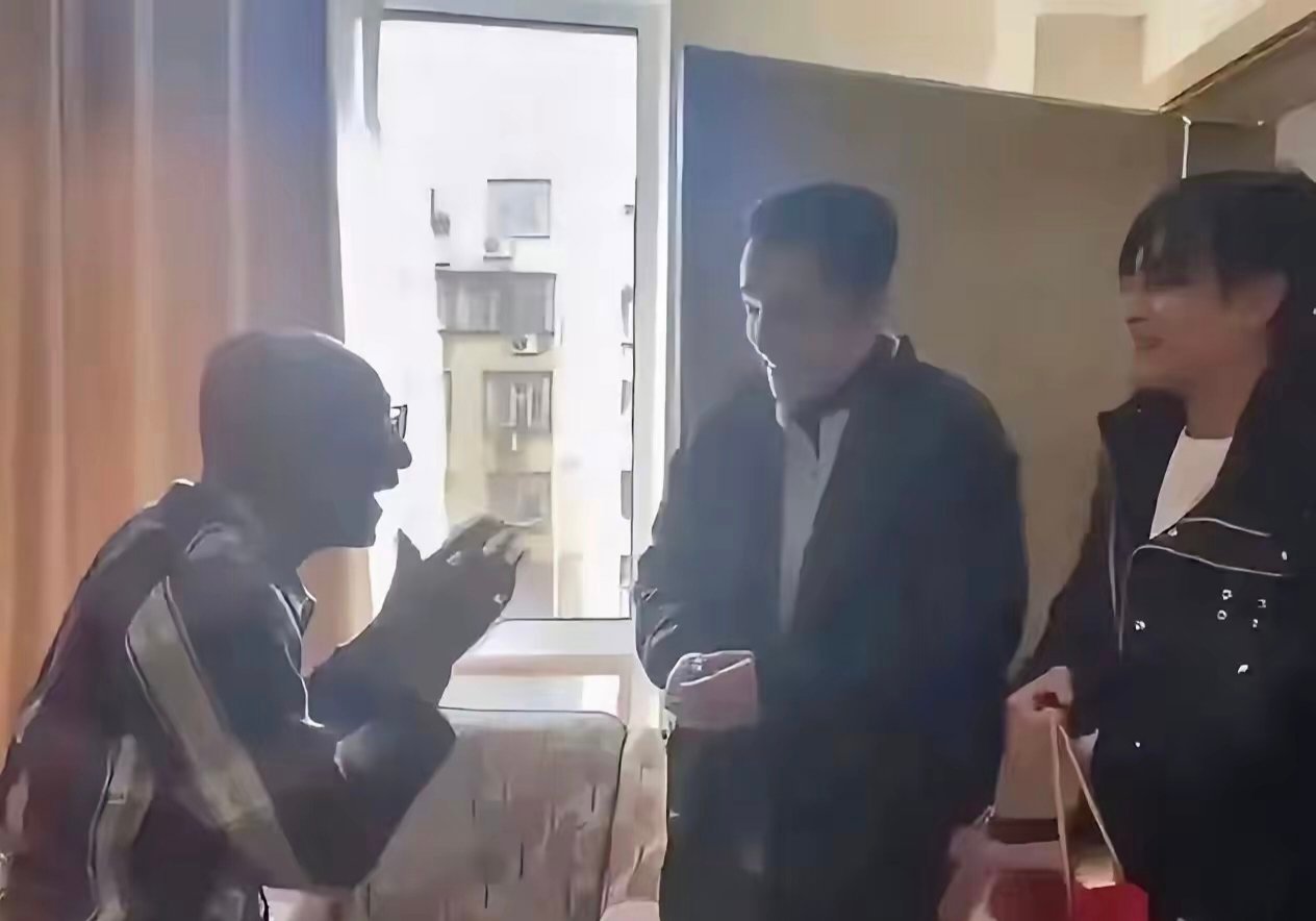 胡歌和陈龙两人曾一起去游本昌的养老院探望，拍合影时大家只能挤在游本昌的床上拍。​
