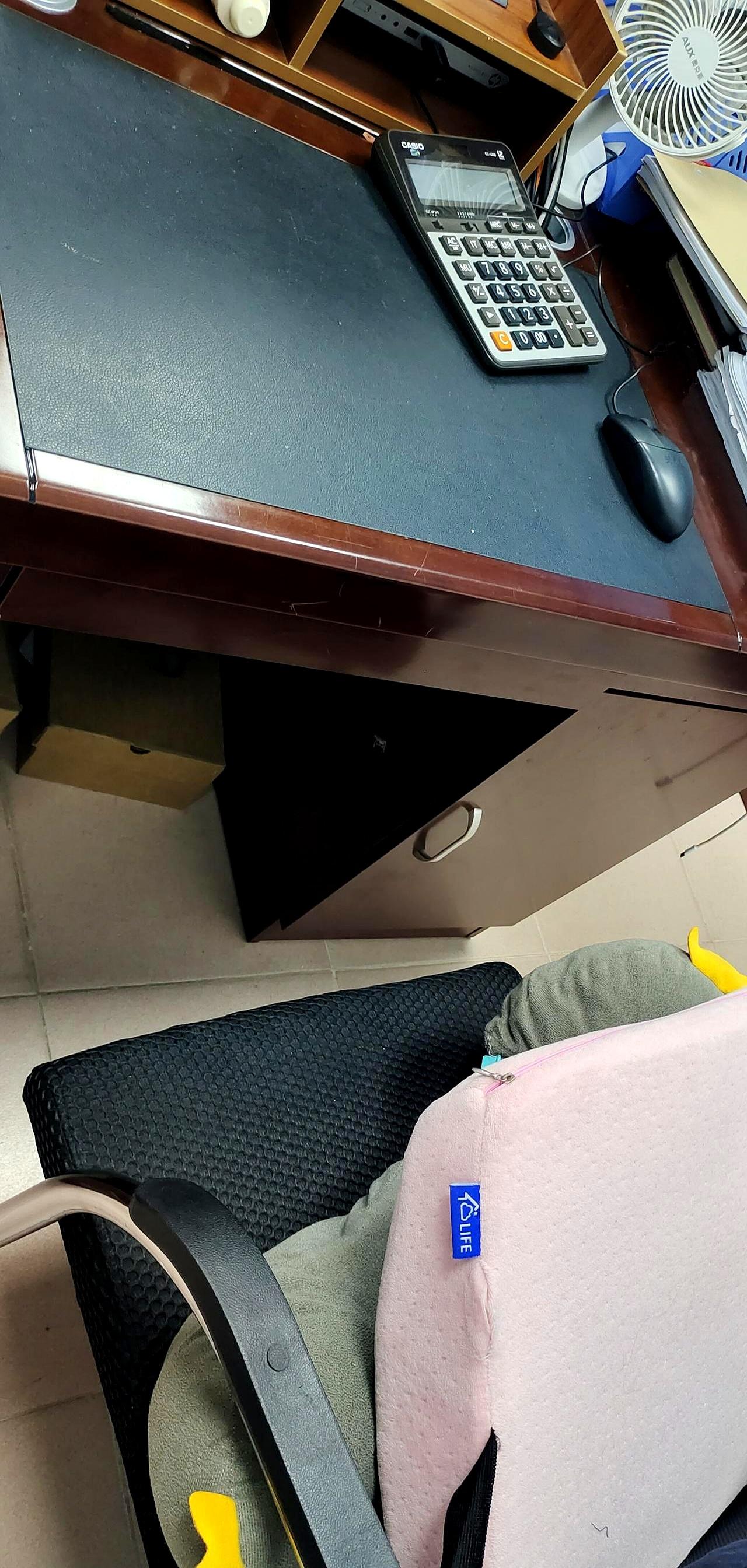 你说奇不奇怪，咱上班的心情，有时候还真会被一个同事给影响。比如我们办公室那位打