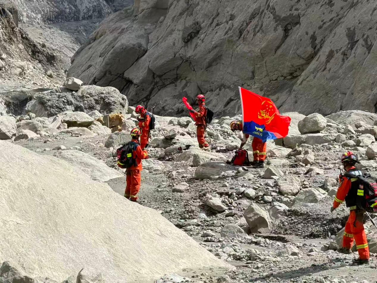 🔻中国救援队行动组三分队分队长刘茂林向中国之声介绍，救援队伍第一梯队先头组总共