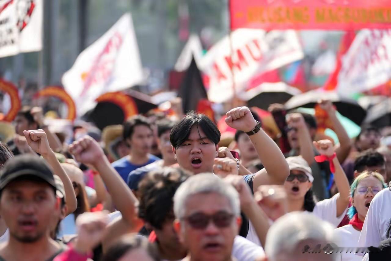 菲律宾彻底乱了，为何马科斯坐不住？你没有看错，目前菲律宾已经乱了，12万人围