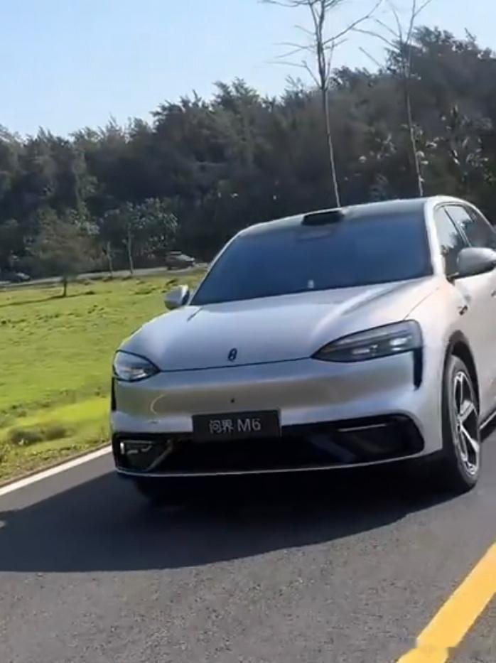 鸿蒙智行问界M6银色实车现身工艺不行，做不到小米YU7那样还非要学造型不行，做不