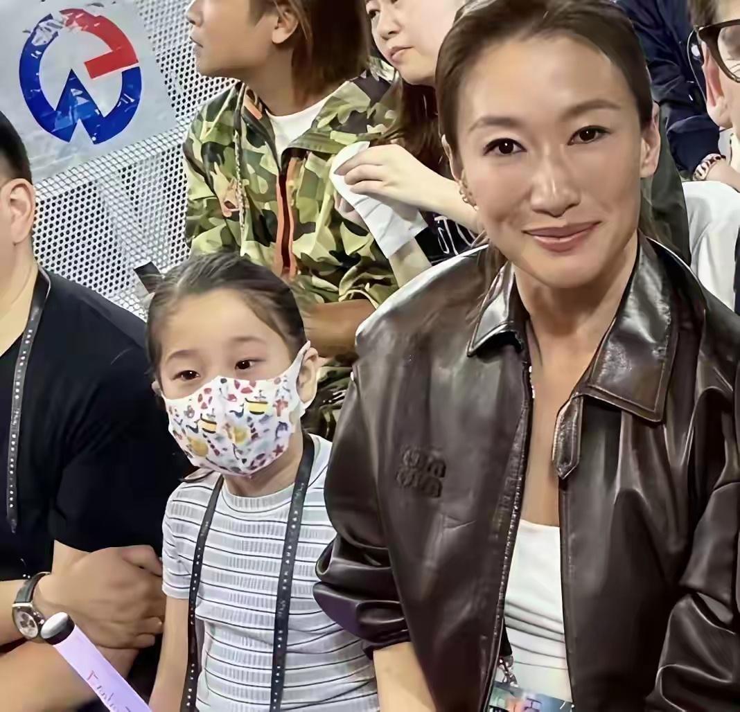 谢婷婷携全家深圳亮相，外籍继父对她宠爱有加，44岁二胎后状态依旧惊艳。​​​