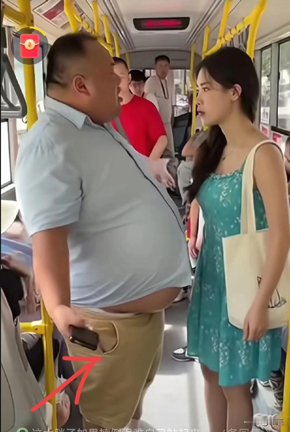 公交车上演了搞笑的一幕。因车辆运行不稳，通道又太窄，胖大叔挤到了身旁的女乘客。女