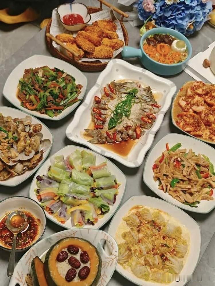 昨天周末，三个原来的同事来我家找我玩。我本来想请她们去外面吃饭的，但想着外面