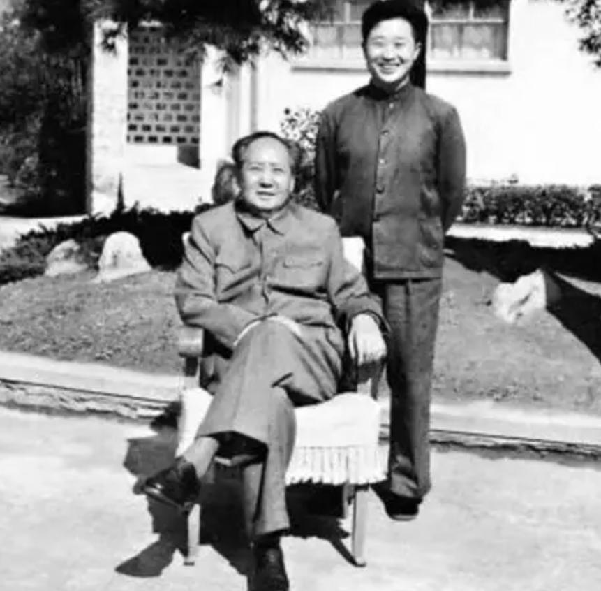 1976年9月9日，当一男子得知毛主席逝世后，当即便拿起了剪刀直接冲向了毛主席的