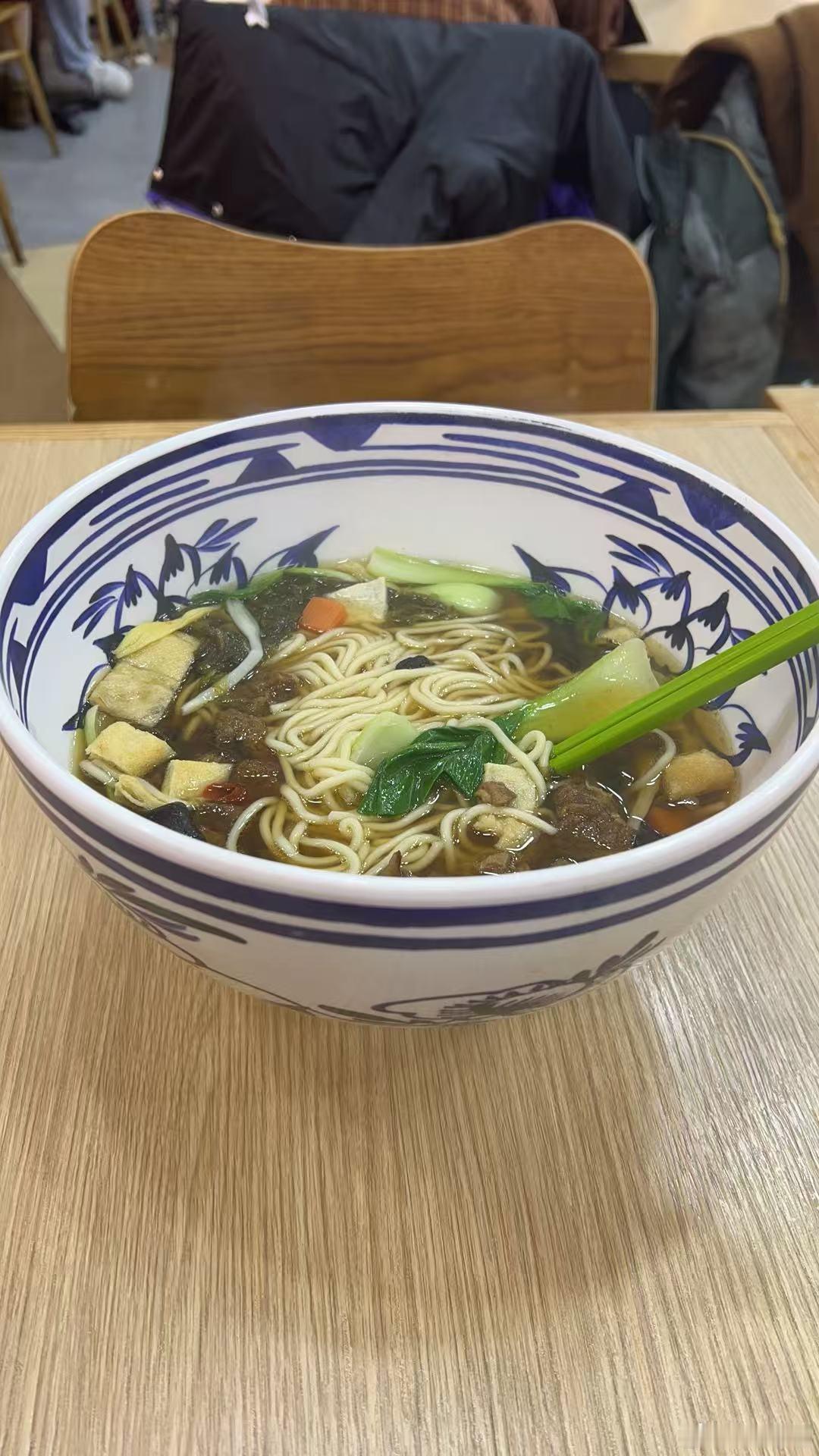 武汉机场的牛肉面。味道也不能说差，牛肉的分量也马马虎虎，但是对比那约六十元的价格