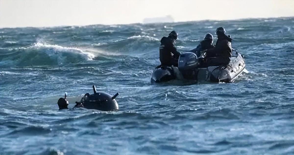 美：那份协议签了吧，别逼我在日内瓦扇你。伊：啥协议？我这儿正忙着撒“调料”呢。