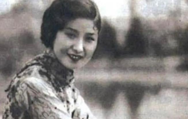 1942年，青帮头目吴四宝被日本人毒死，他的老婆佘爱珍哭得死去活来。早就垂涎佘爱