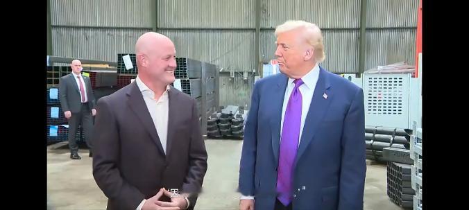 美国总统老特视察的一家，美国钢铁制品公司老板，告诉老特，以前他在与东大的竞争中，