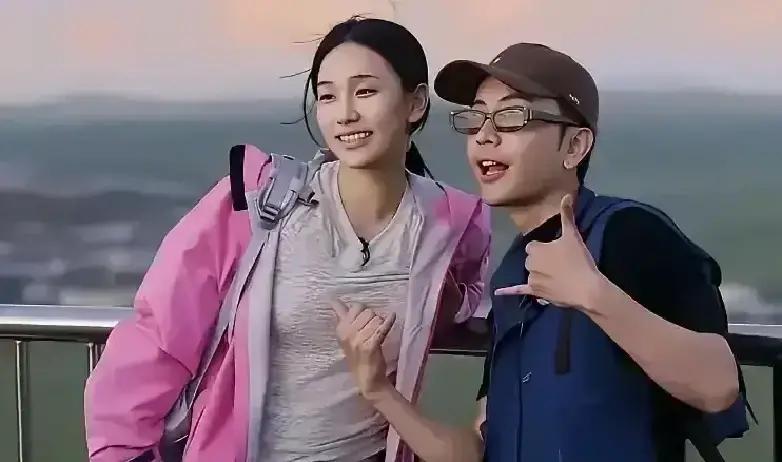 梁淞半夜发小作文，明里暗里骂同居女友邋遢。网友扒时间线，把何美延揪出来。第二天他