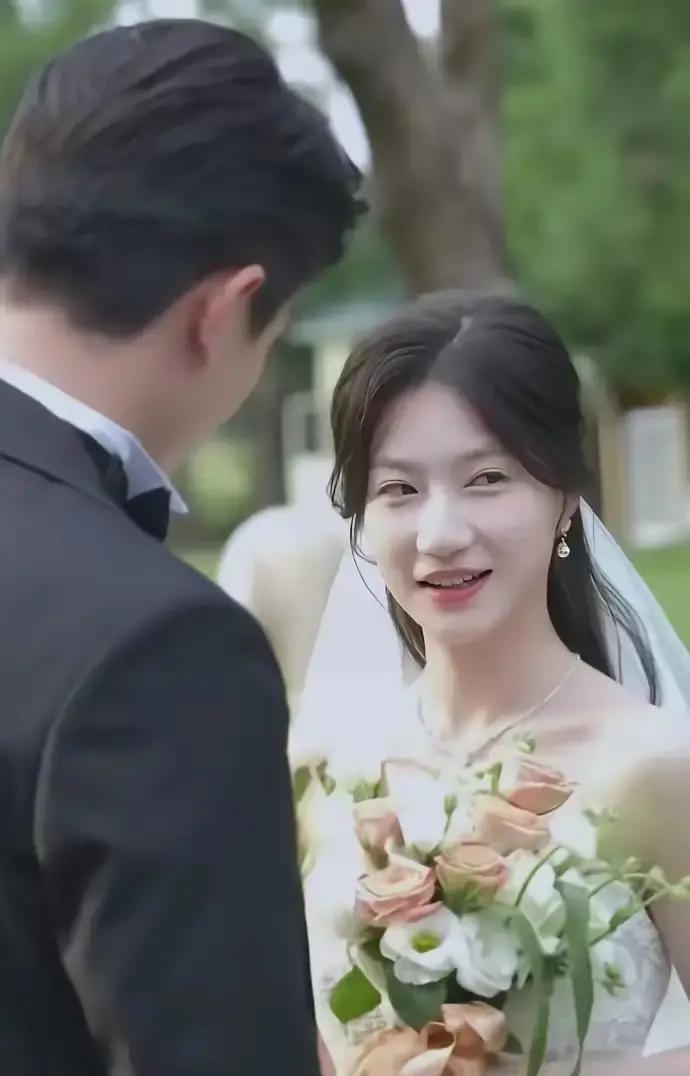 刘萧旭新剧上线三天播放量飙到两亿，结果弹幕里一半在骂女主脸垮。我昨晚点进去看，