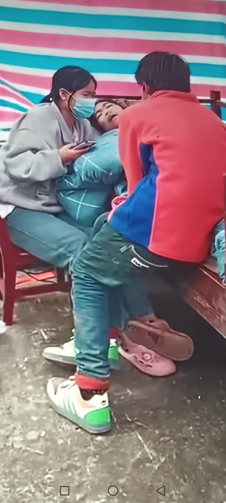 可怜人！一女子离婚后生重病快不行了，娘家不让回，前夫家不让进，孩子们哀求爷爷，才