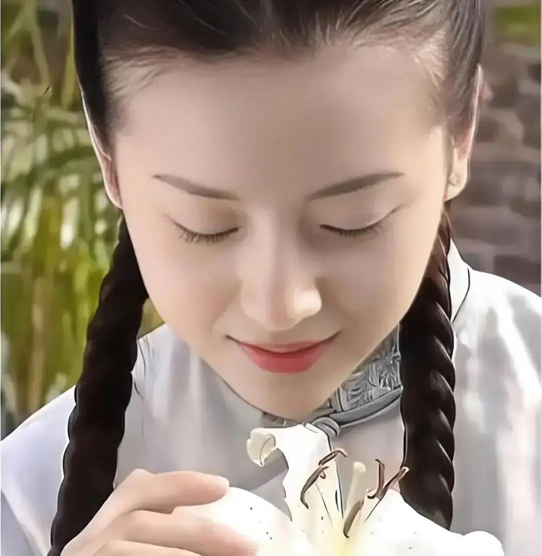 16岁春晚C位，如今45岁还在练功当年她领舞《丰收夜》，镜头扫过，全国观众